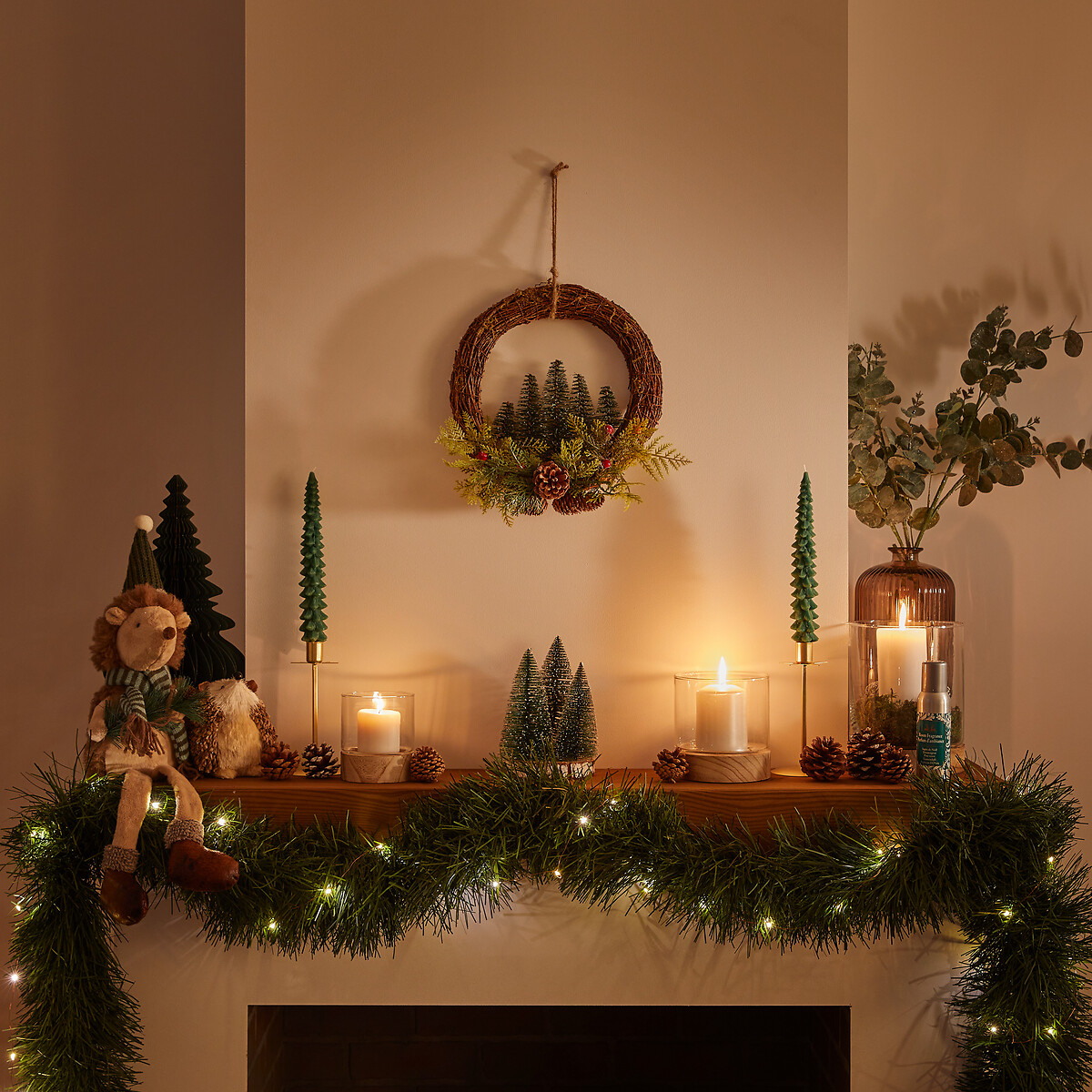 Coroa com &aacute;rvores de natal e pinhas 30cm