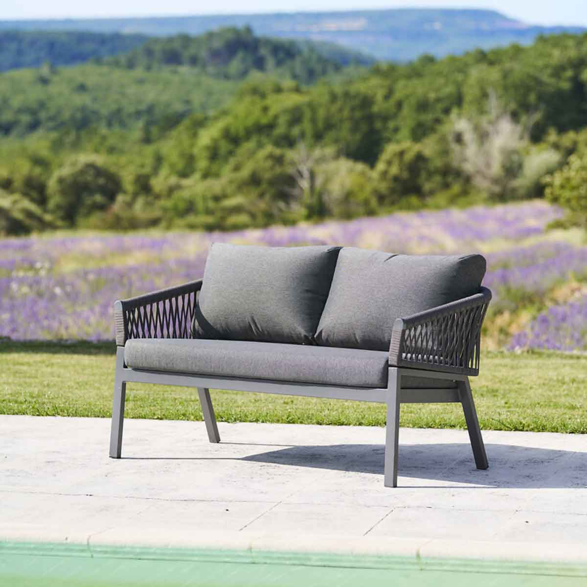 Sof&aacute; ORIENGO cinza escuro em alum&iacute;nio