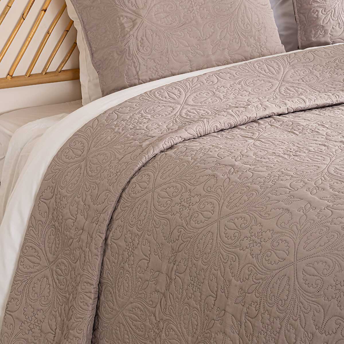 Colcha e 2 capas almofada arabescos linho,  Colcha e 2 capas almofada arabescos linho