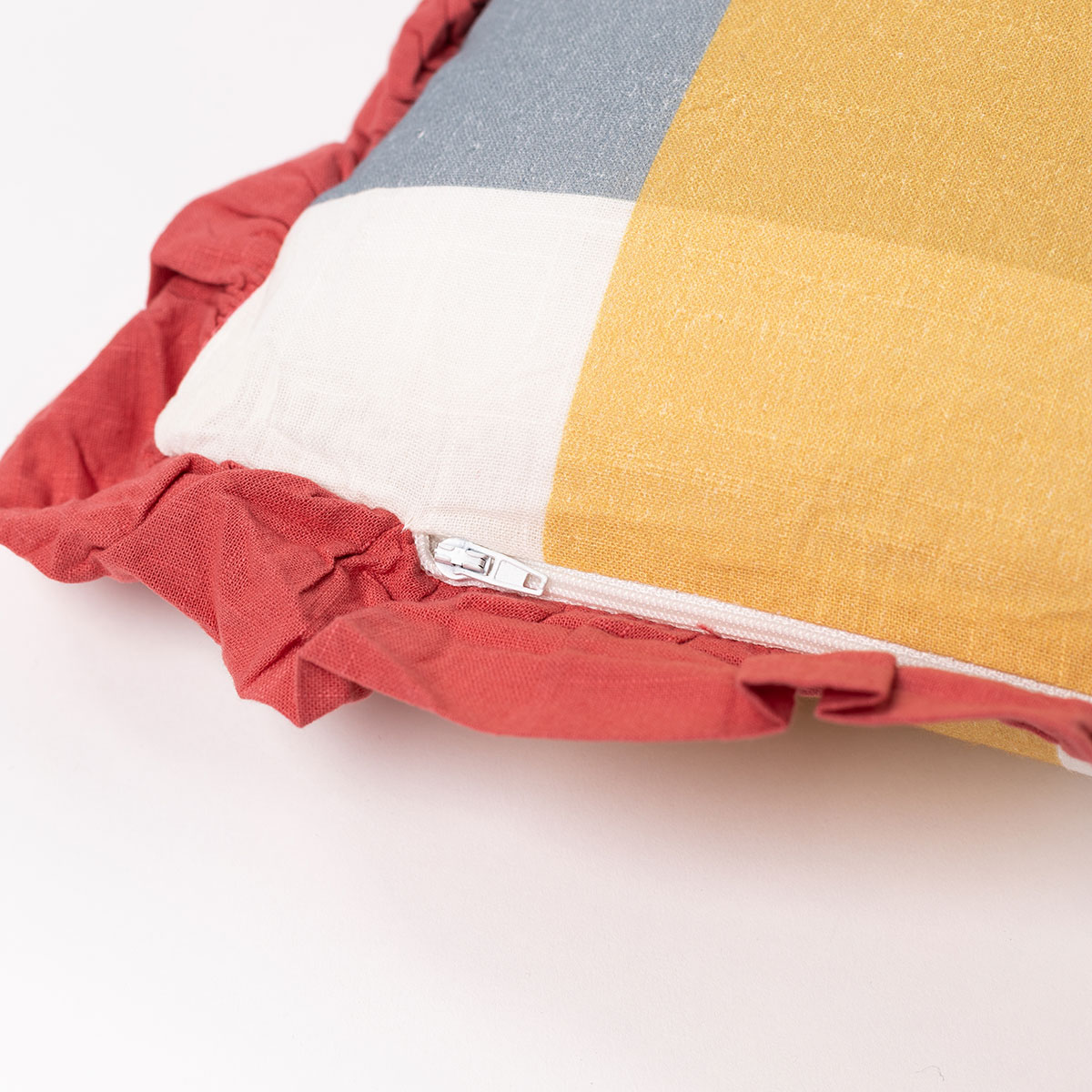 Almofada YUCATAN vichy com folhos rosa