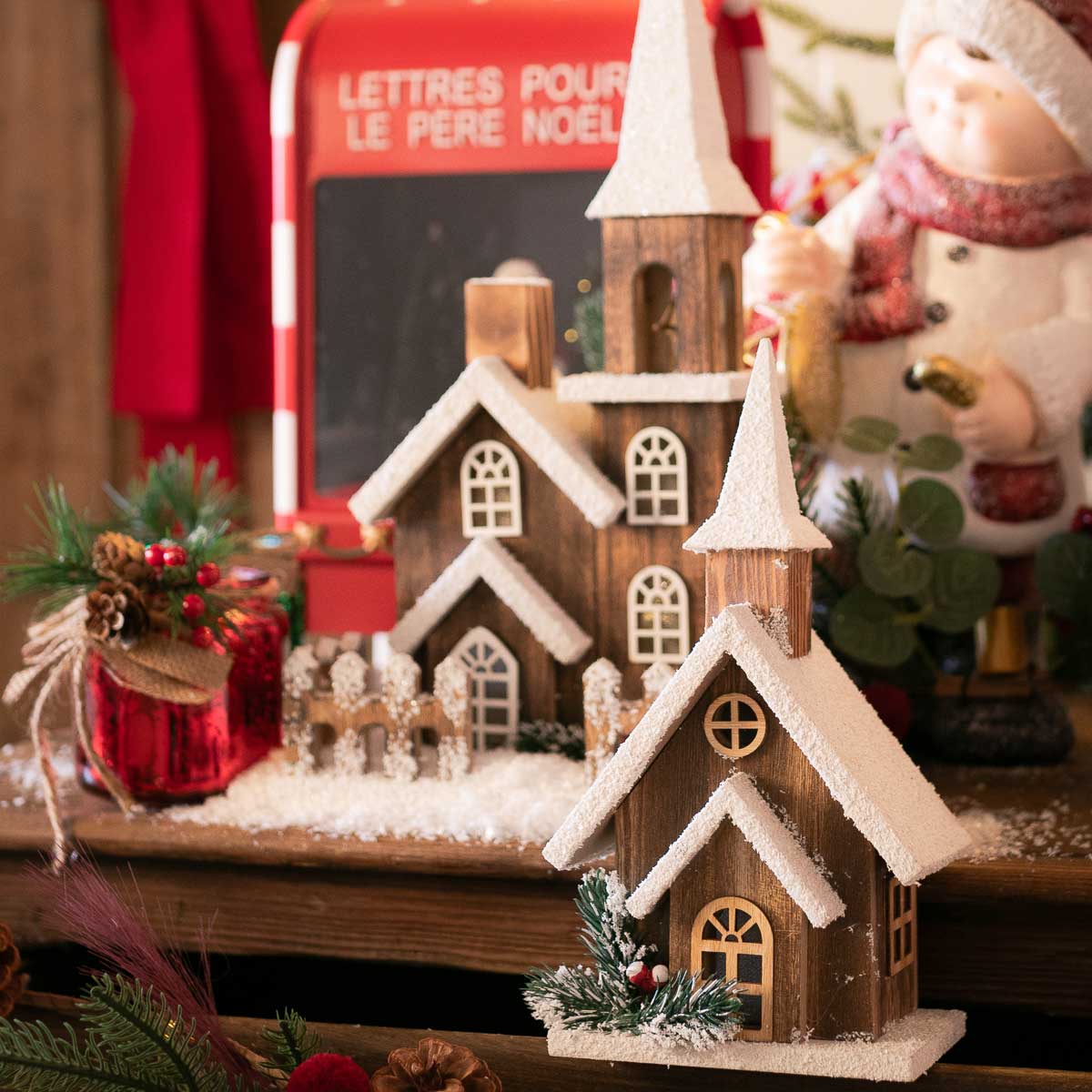 Igreja em madeira com neve e led 27x14cm