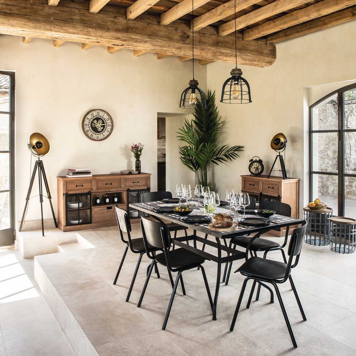 Candeeiro de p&eacute; LAHTI preto e dourado com trip&eacute;