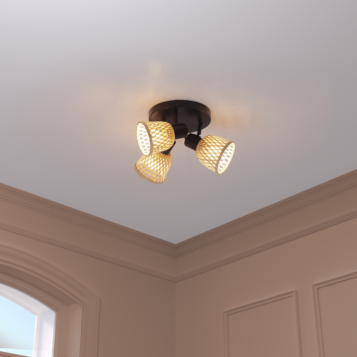 Candeeiro de teto LIO bege efeito r&aacute;fia com 3 focos