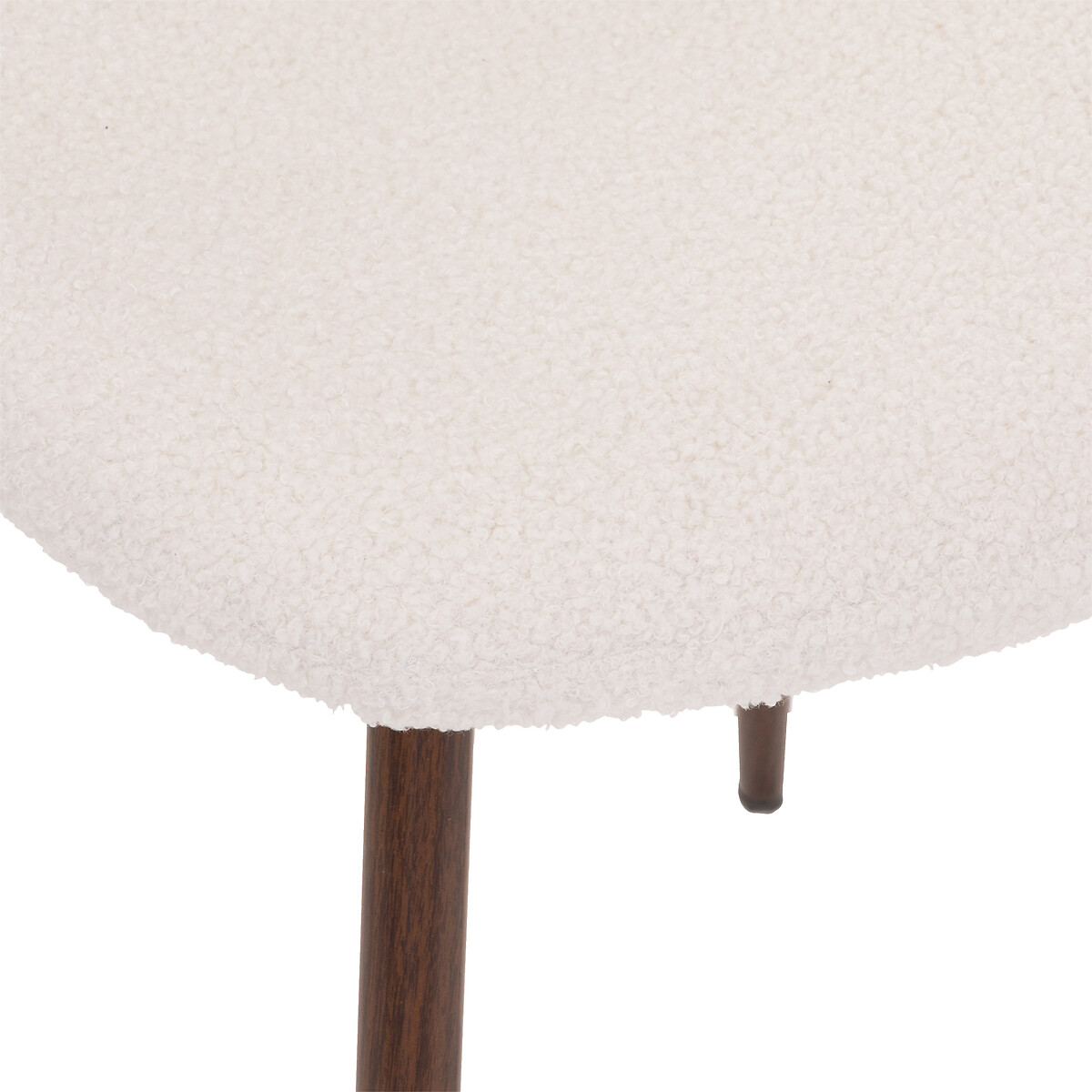 Cadeira ROKA em pelo branco com pernas castanhas