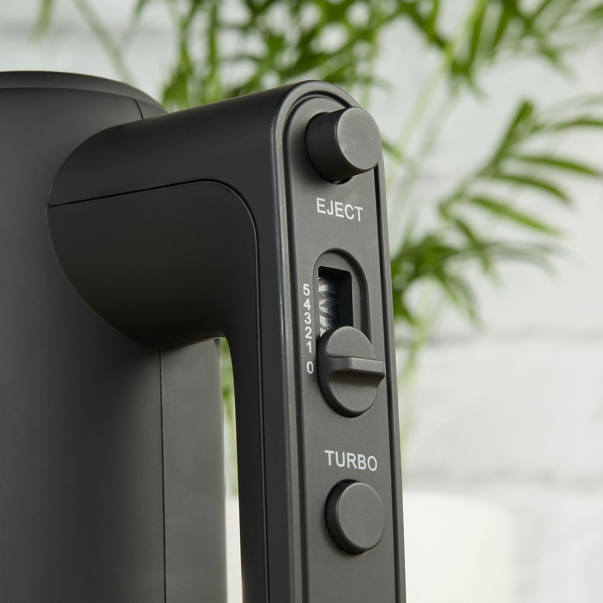 Batedeira Petra preta 300w