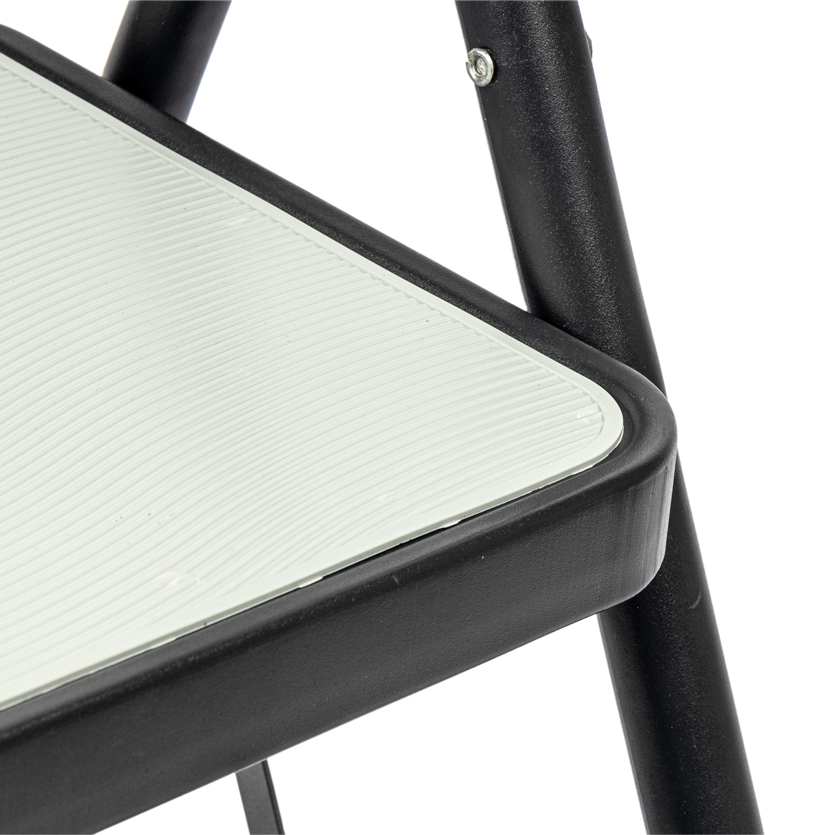 Escadote preto em metal com 2 degraus