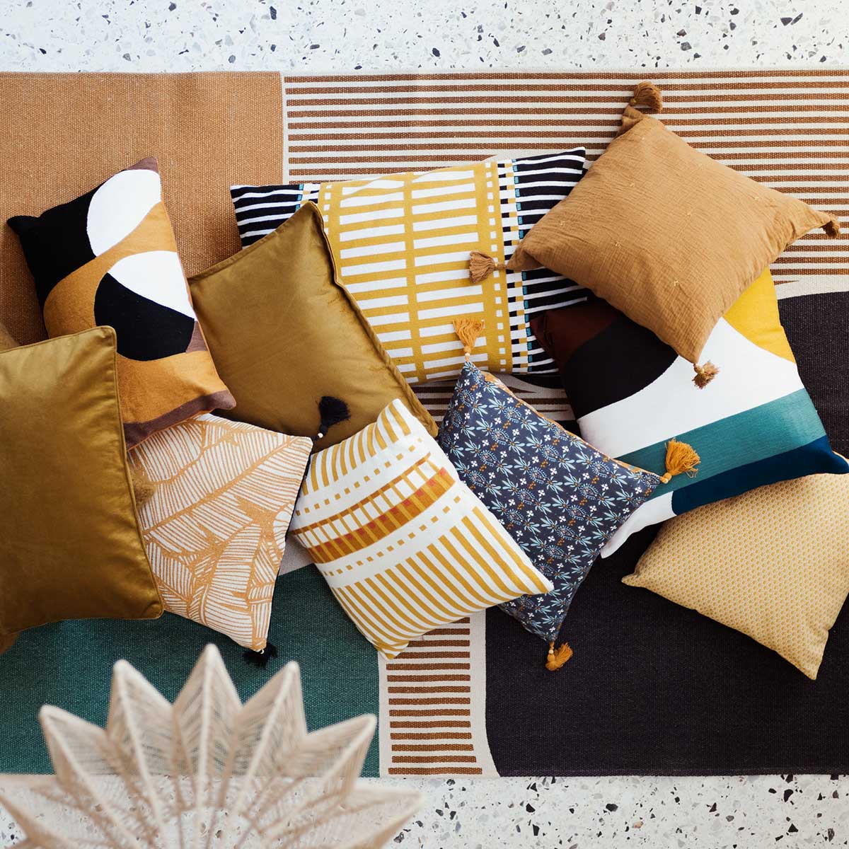 Capa para almofada TROPIC ocre e preto com pompons 40x40cm