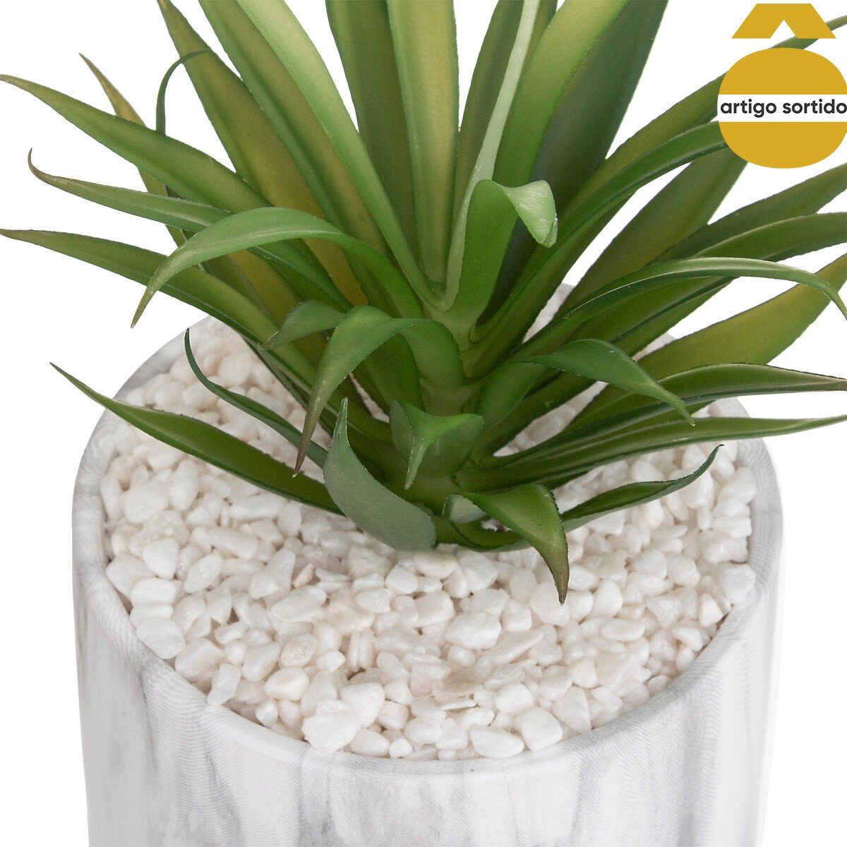 Planta artificial com vaso de cimento