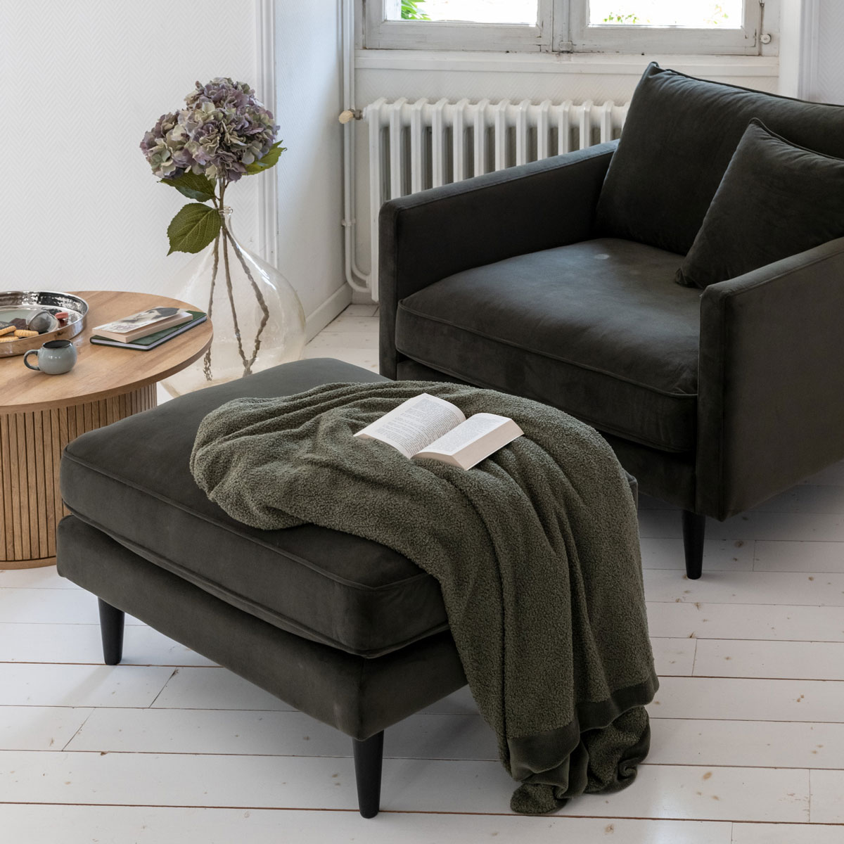 Pufe CANDICE verde escuro em veludo 45x64x91cm