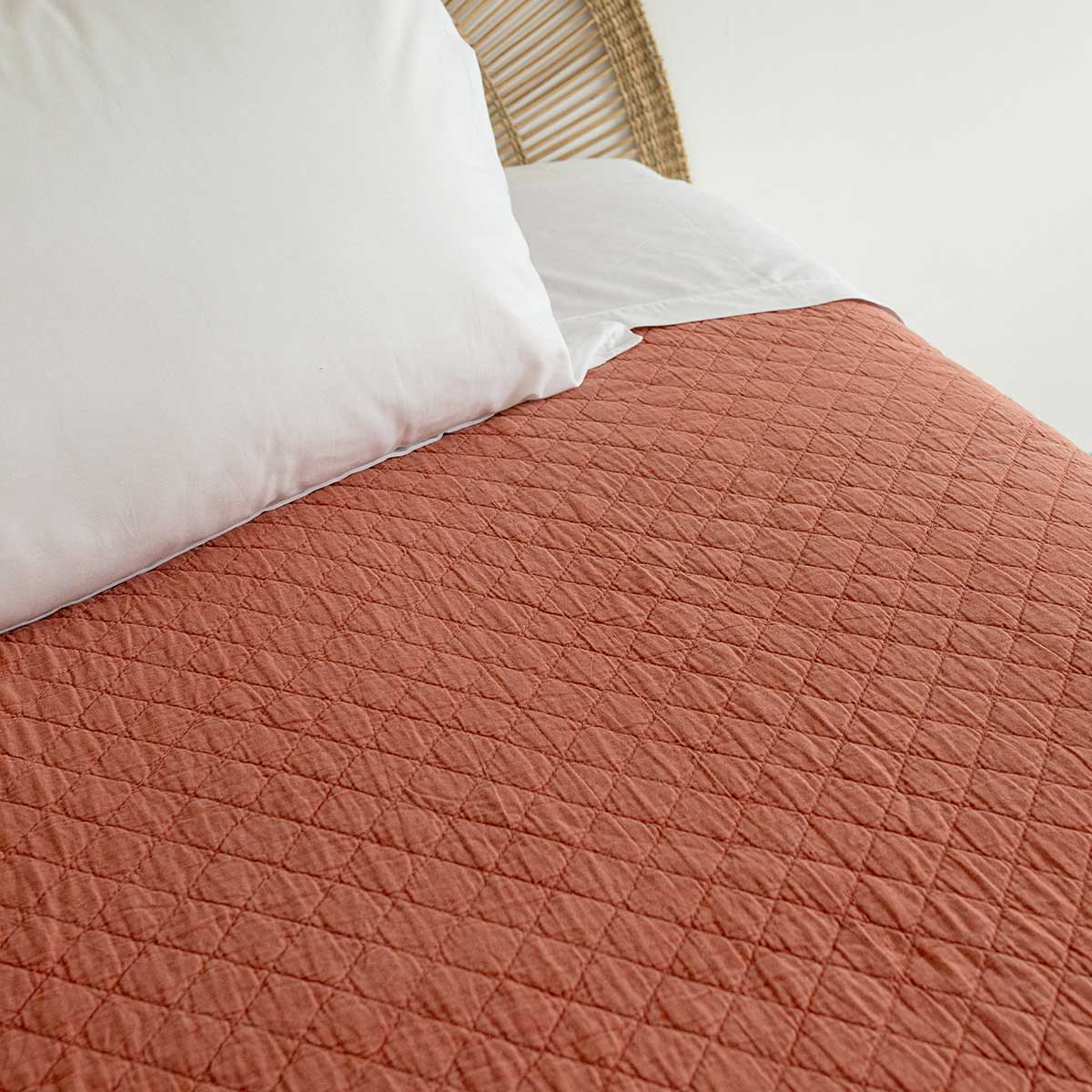 Edredão STONEWASHED terracota com folho 220x240cm