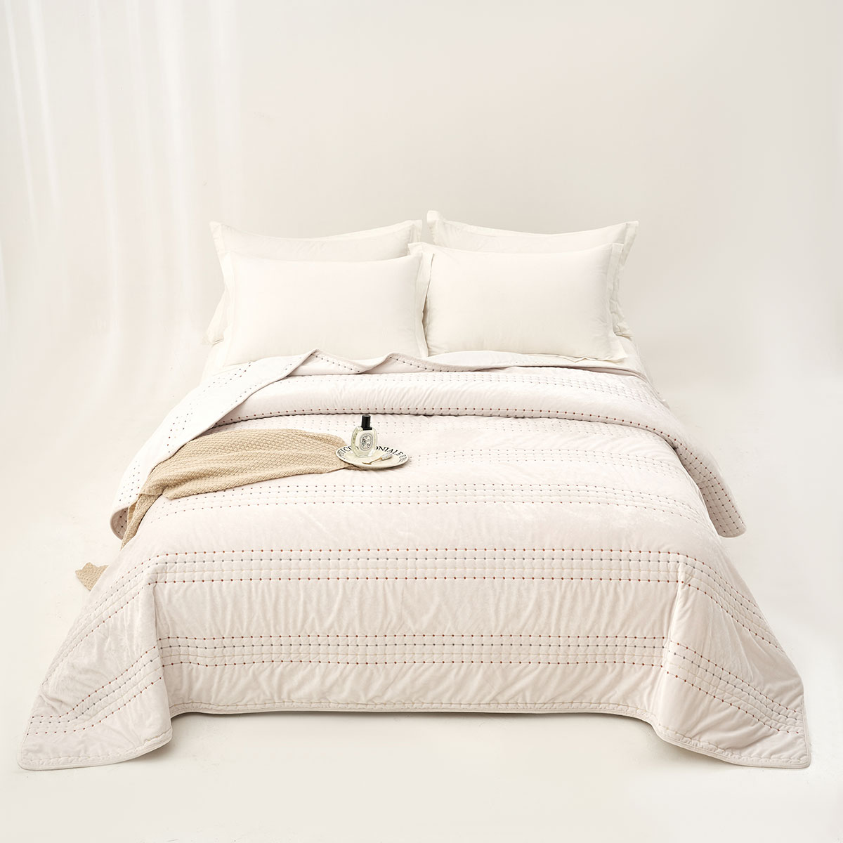 Edredão IVREA bege em veludo 240x260cm