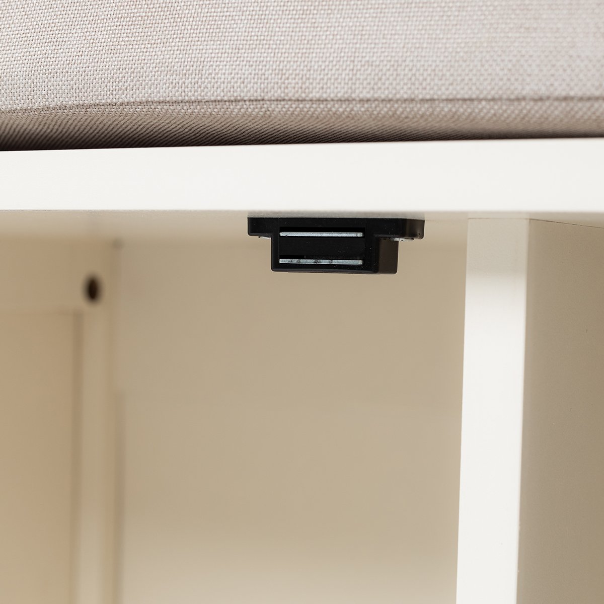 Banco com arrumação creme