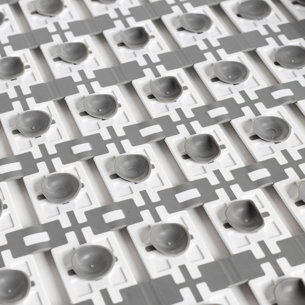 Tapete wc antiderrapante cinza e branco 38x70cm