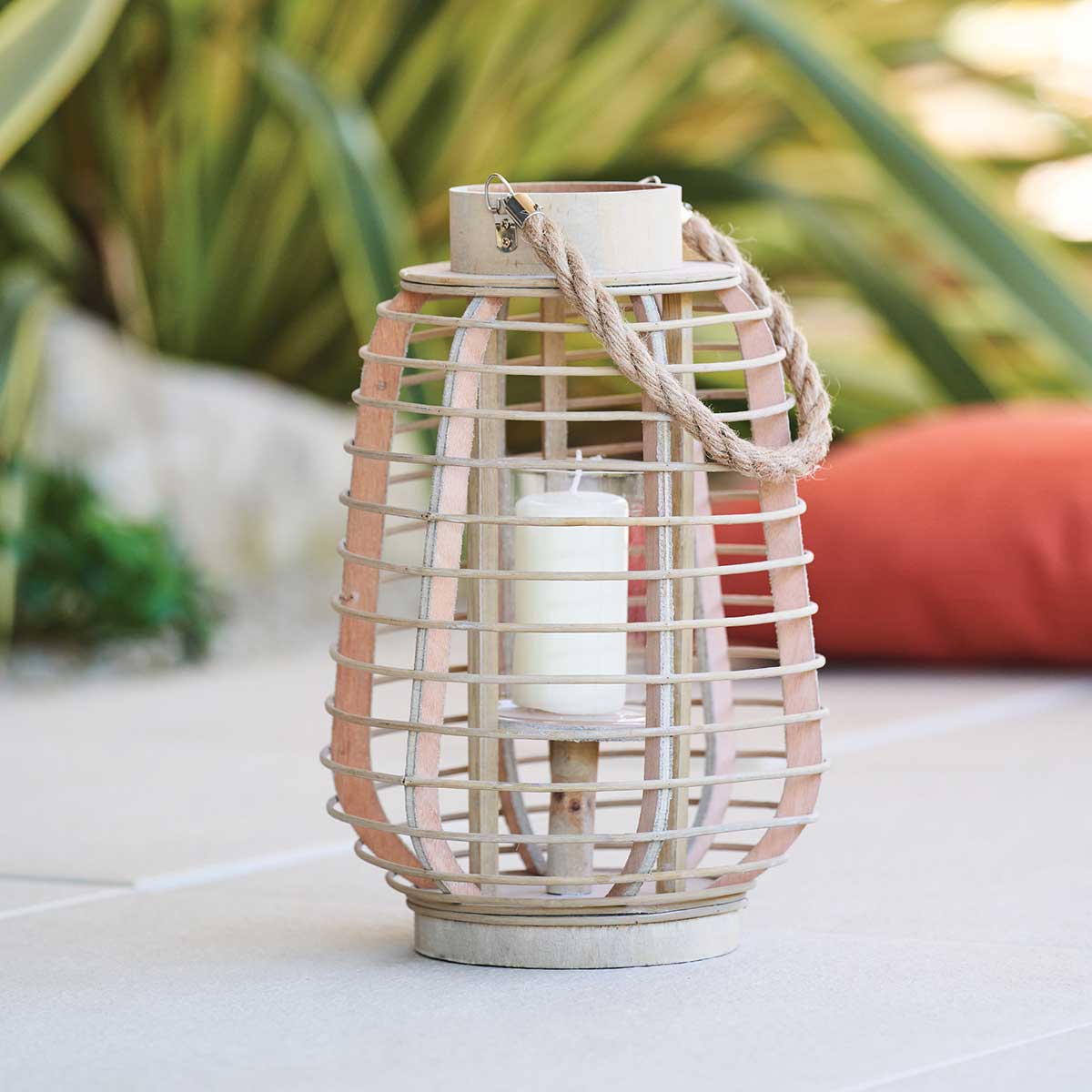 Lanterna decorativa em rattan em forma de colmeia