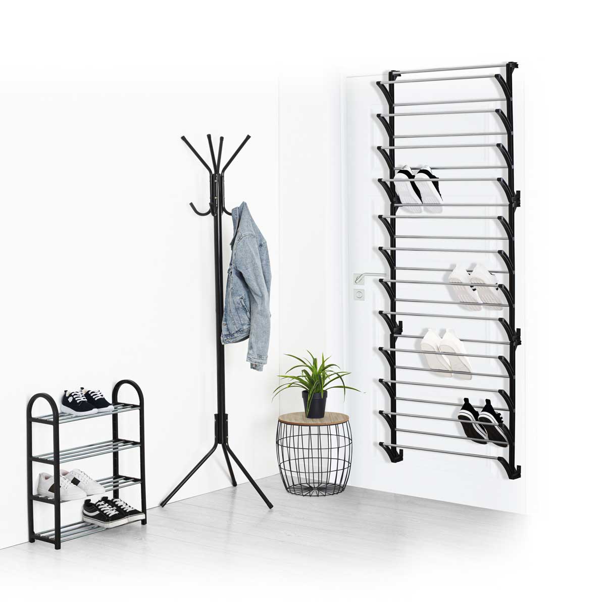 Cabide com p&eacute; em metal com 8 ganchos