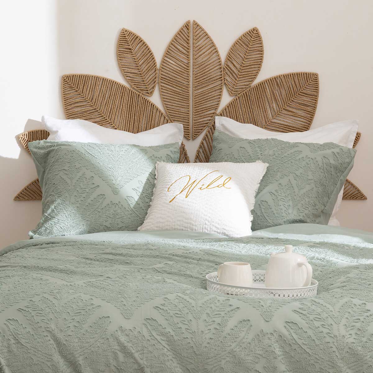 Almofada bordada WILD ROMANCE branca 45x45cm