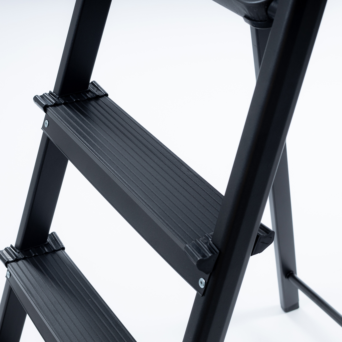 Escadote preto com 4 degraus