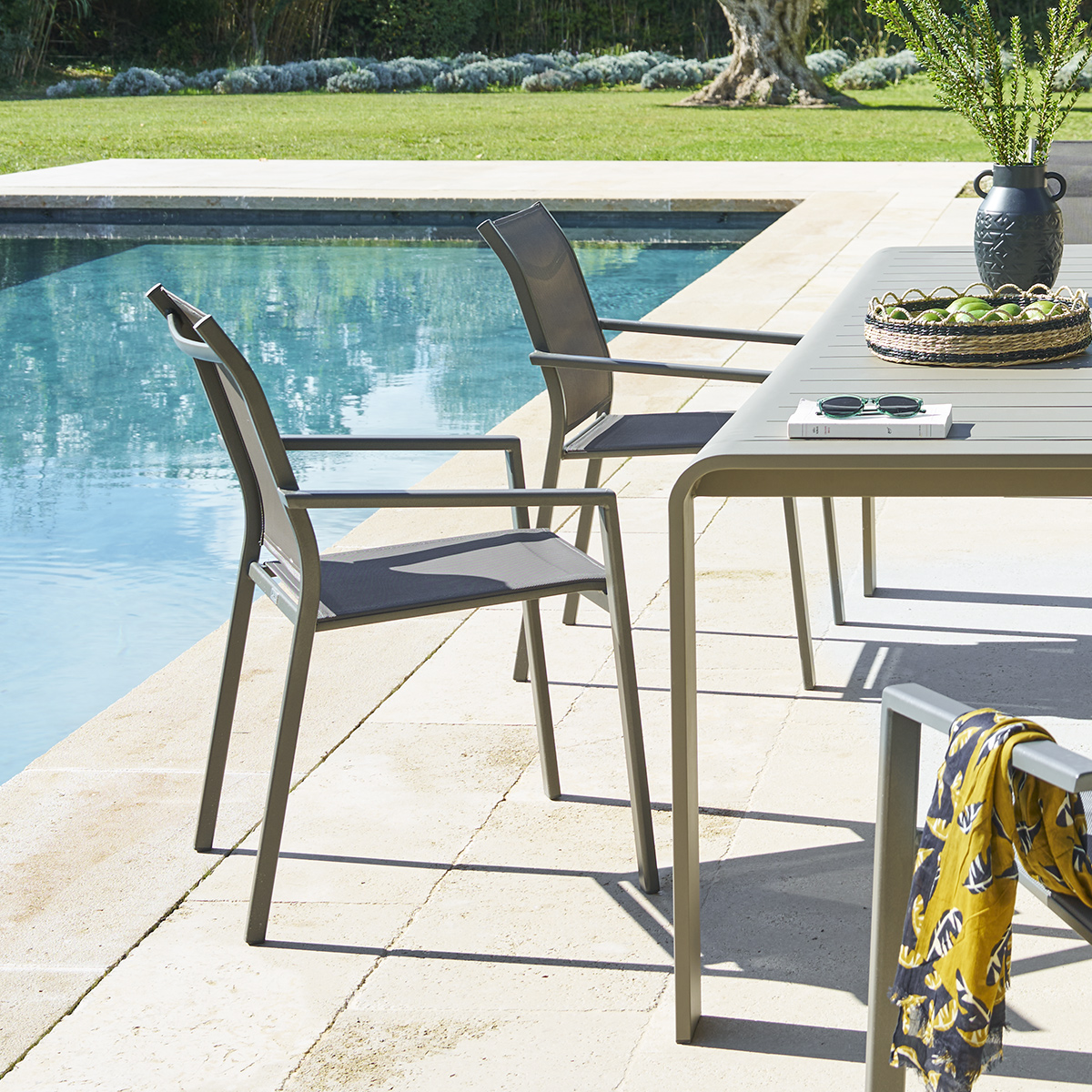 Cadeira com bra&ccedil;os ESSENTIA weng&eacute; e praline