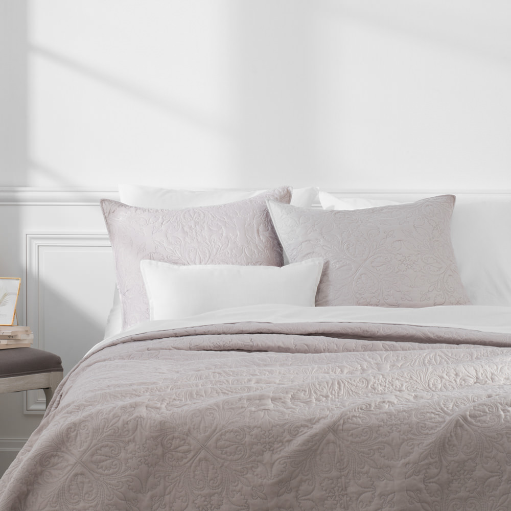 Colcha e 2 capas almofada arabescos linho,  Colcha e 2 capas almofada arabescos linho