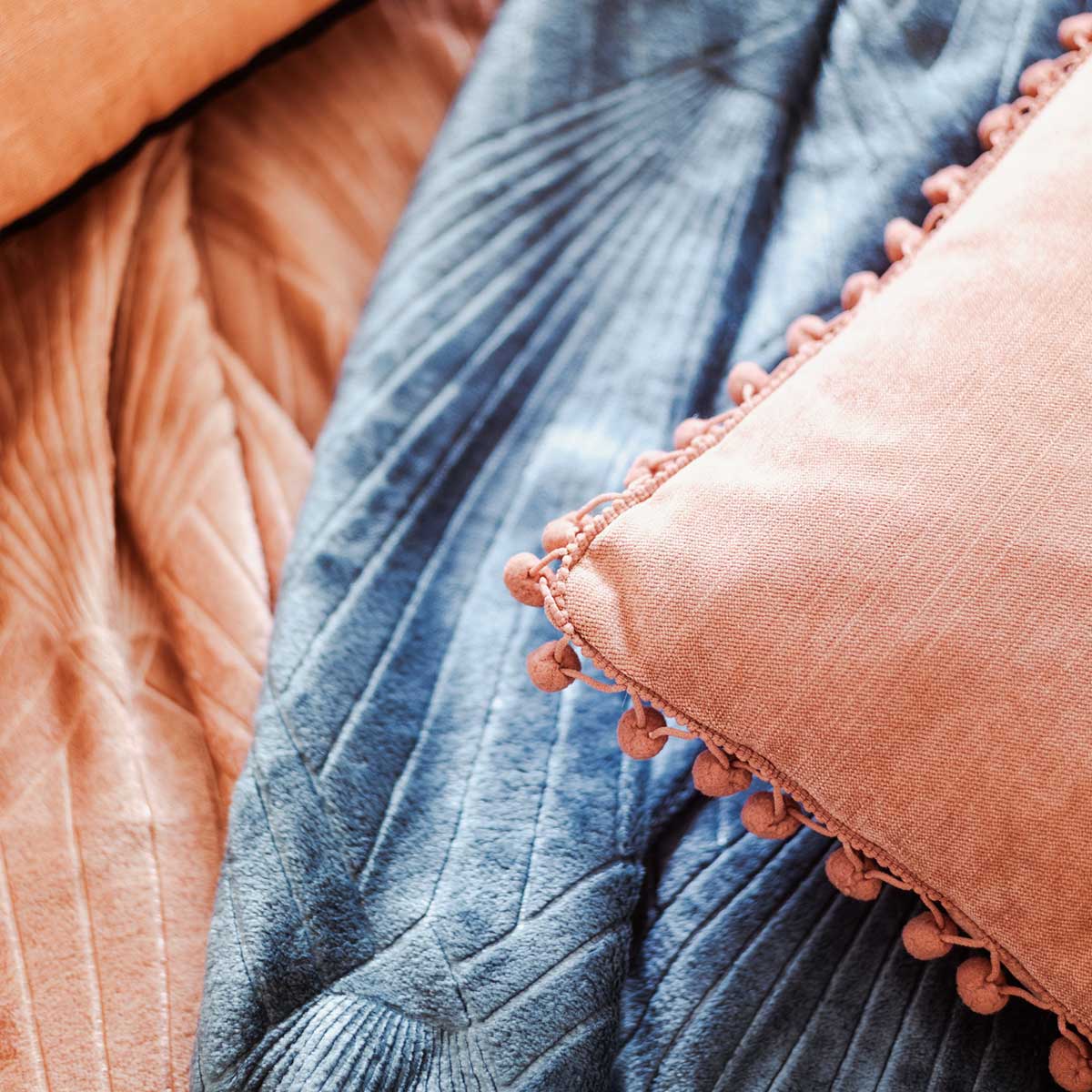 Almofada terracota com pompons 40x40cm