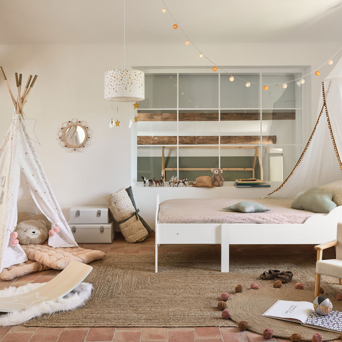 Candeeiro de teto branco e dourado com pendurantes