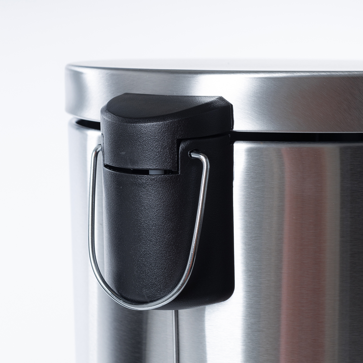 Balde do lixo prateado com tampa soft close 30l