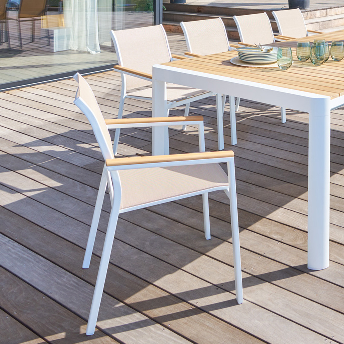 Cadeira com bra&ccedil;os em madeira ESSENTIA linho e branco