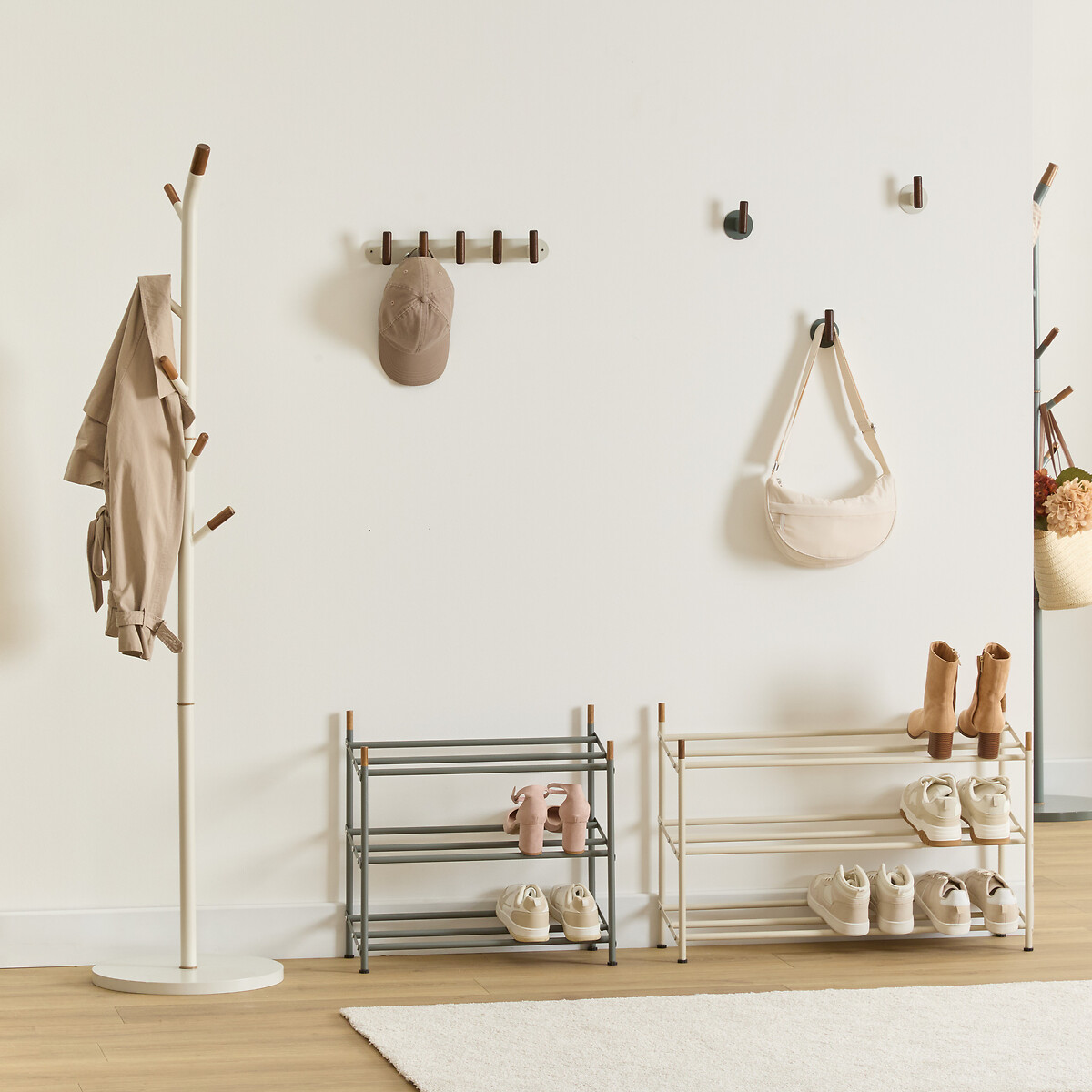 Cabide de p&eacute; bege com 6 ganchos