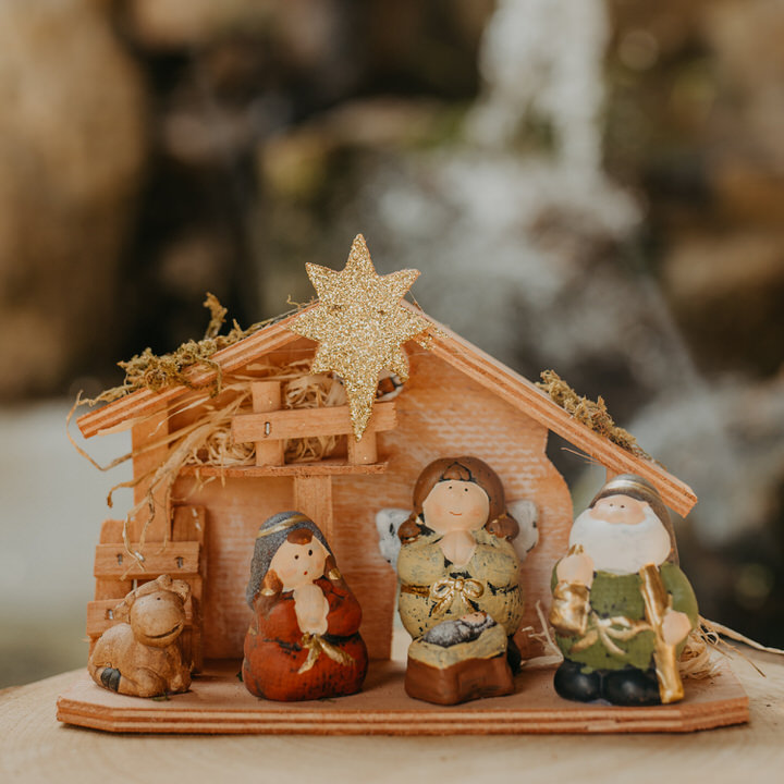 Pres&eacute;pio cabana luminosa com 5 figuras