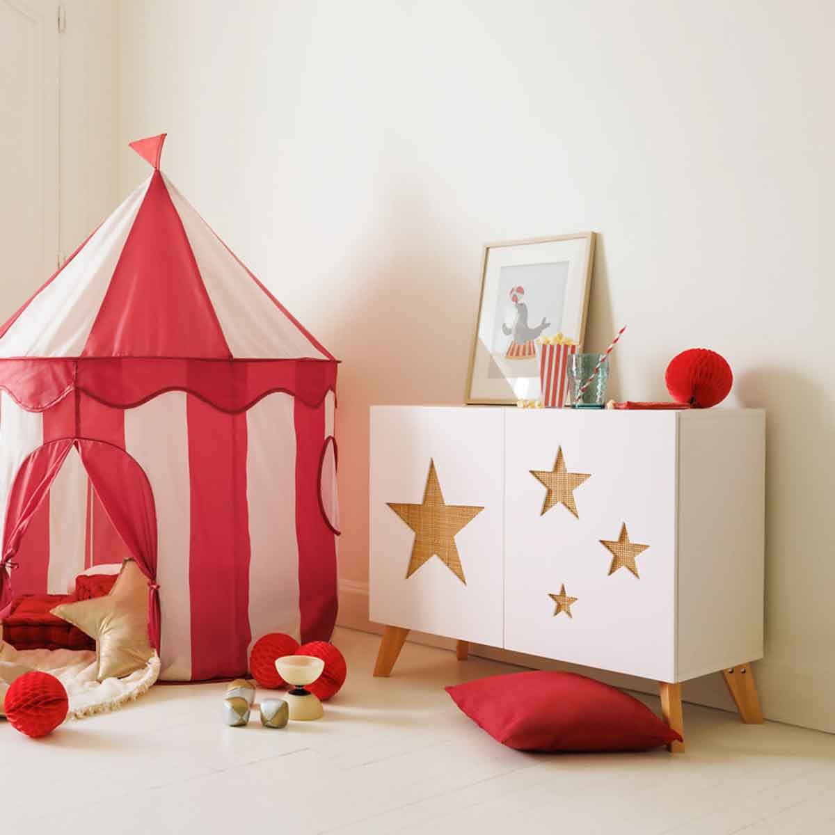 Mesa de apoio branca com estrelas