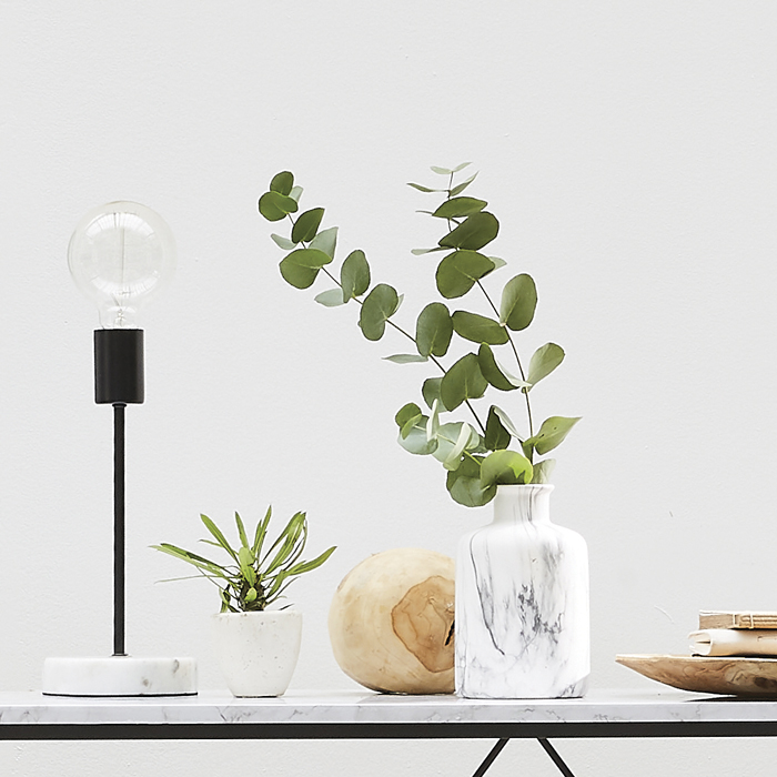 Jarra branca efeito m&aacute;rmore 17,5cm