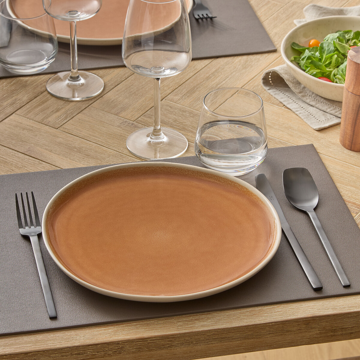 Prato raso WONJA castanho em cerâmica 27cm