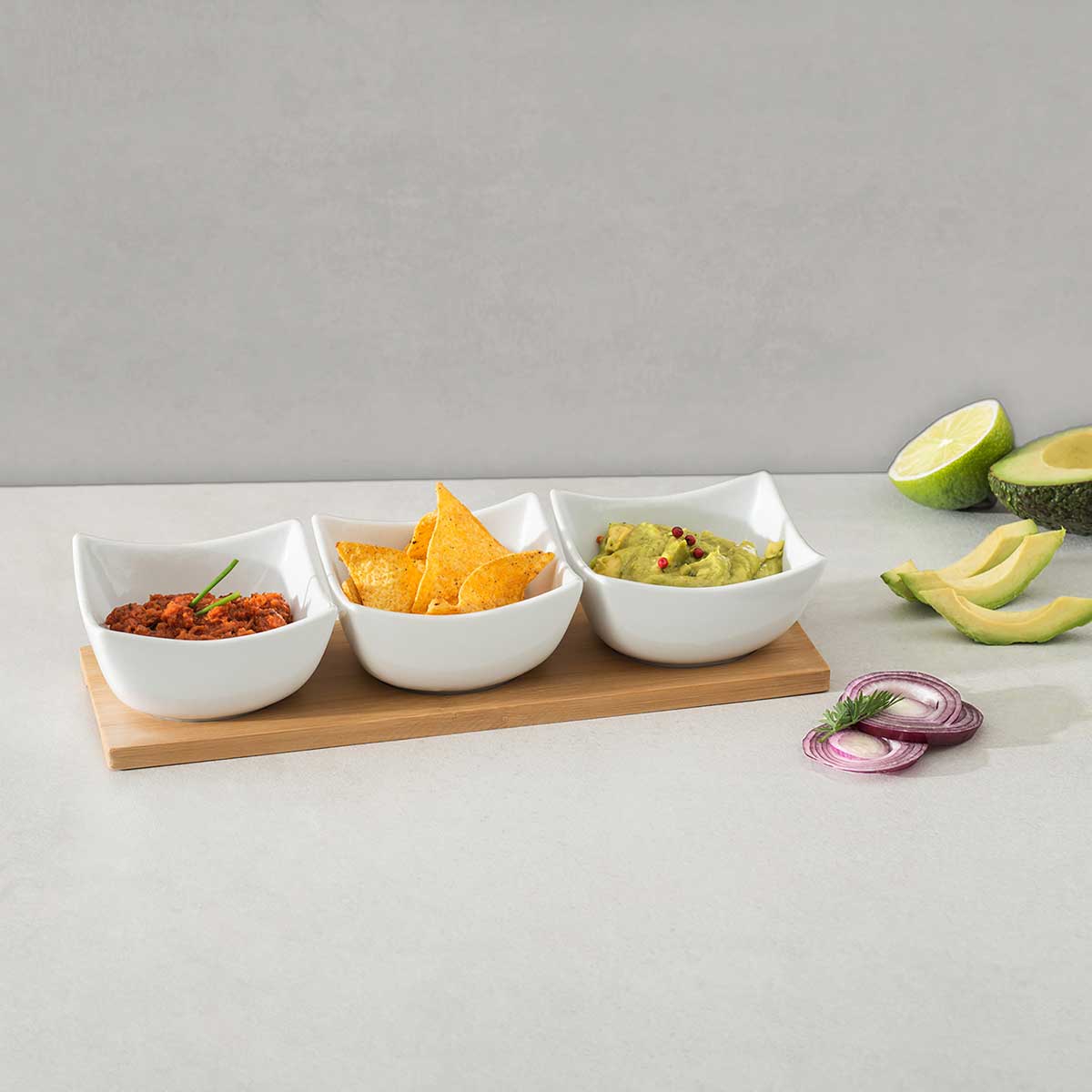 Conjunto de 3 taças em porcelana com tábua de bambu