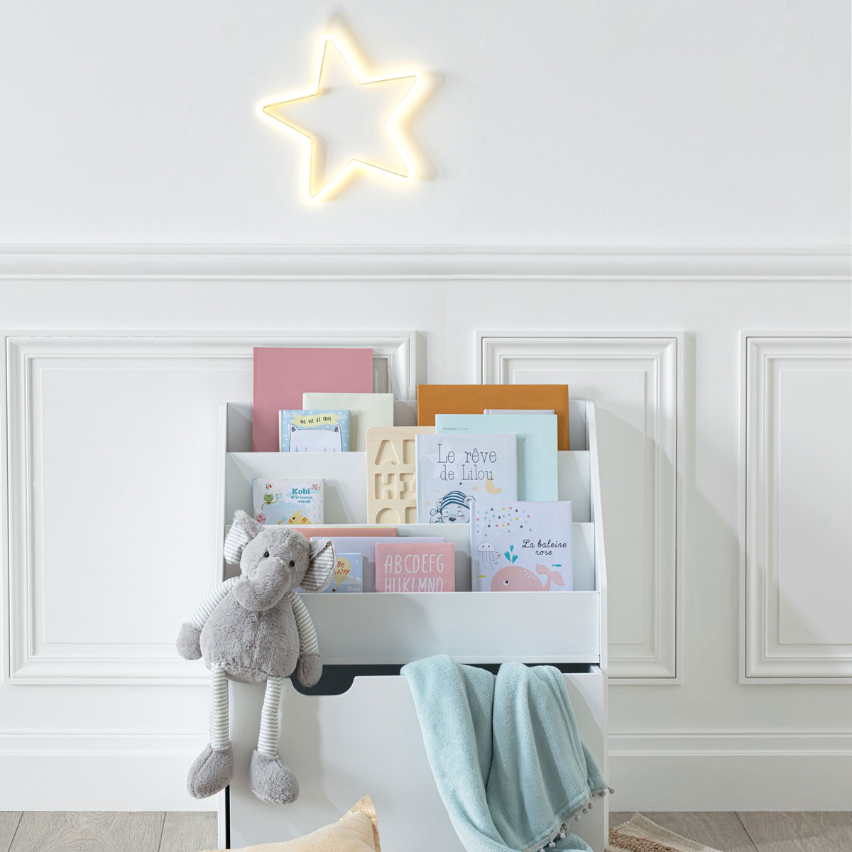 Estante branca em mdf com gaveta