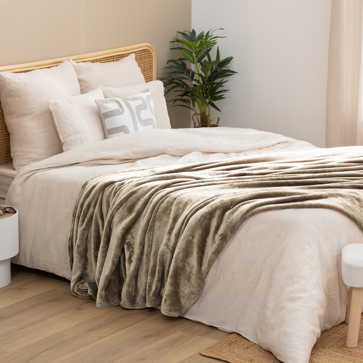 Manta OLLIS bege em veludo