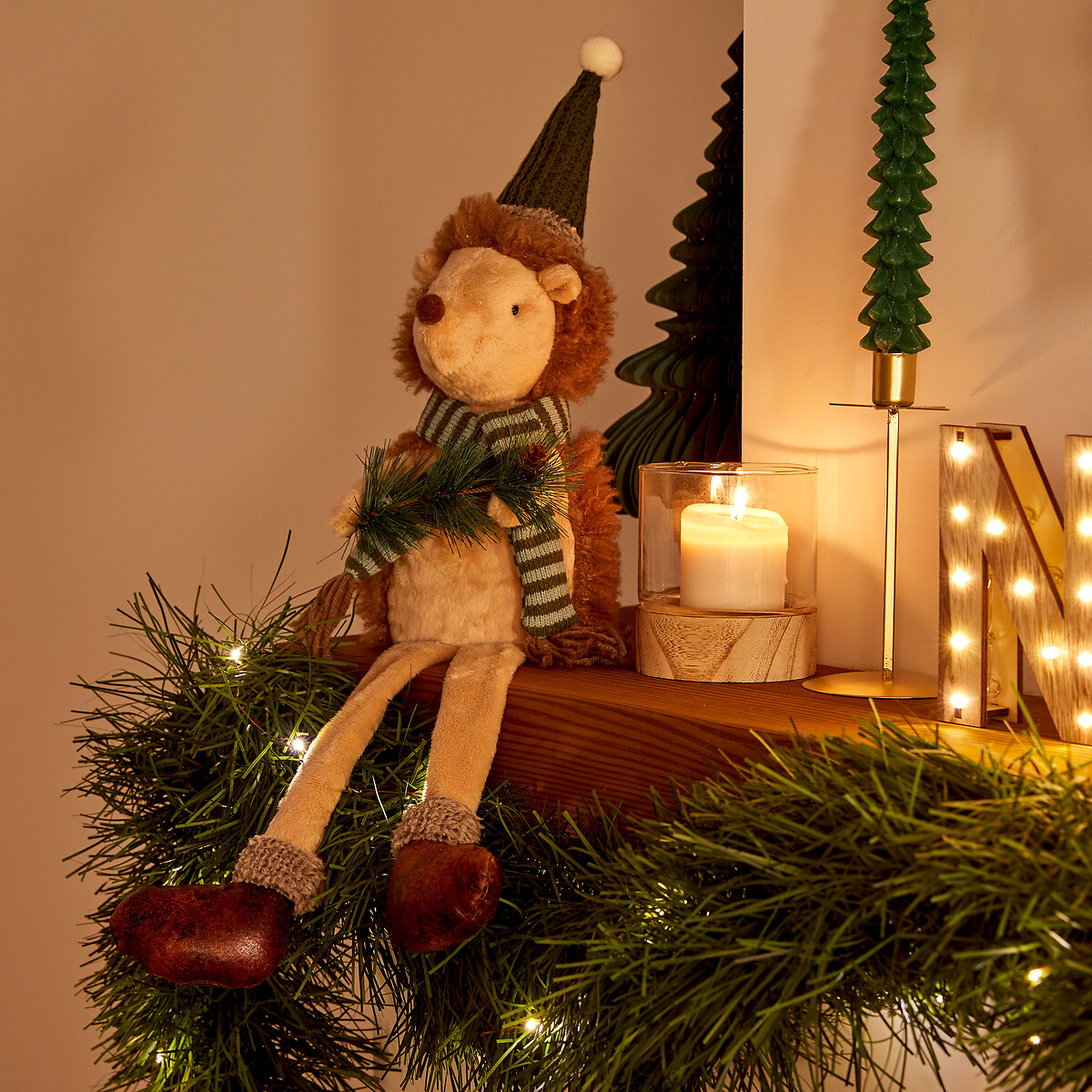 Figura ouriço francis com gorro e cachecol sentado 61cm