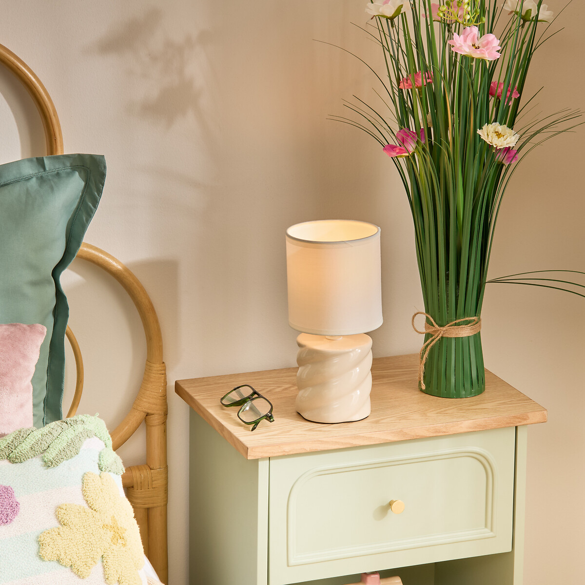 Candeeiro de mesa bege em cer&acirc;mica 17cm