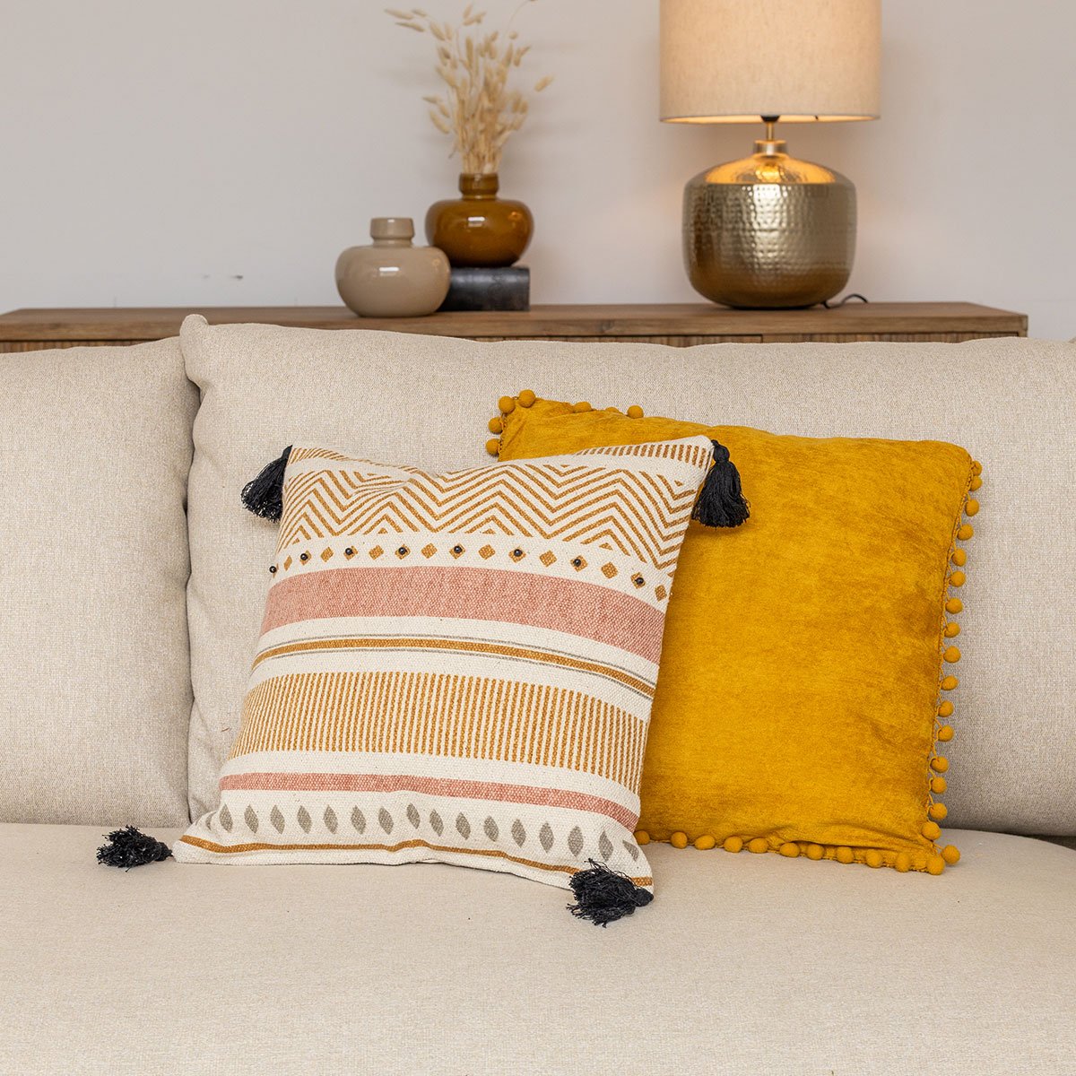 Capa para almofada RISCAS com pompons 40x40cm