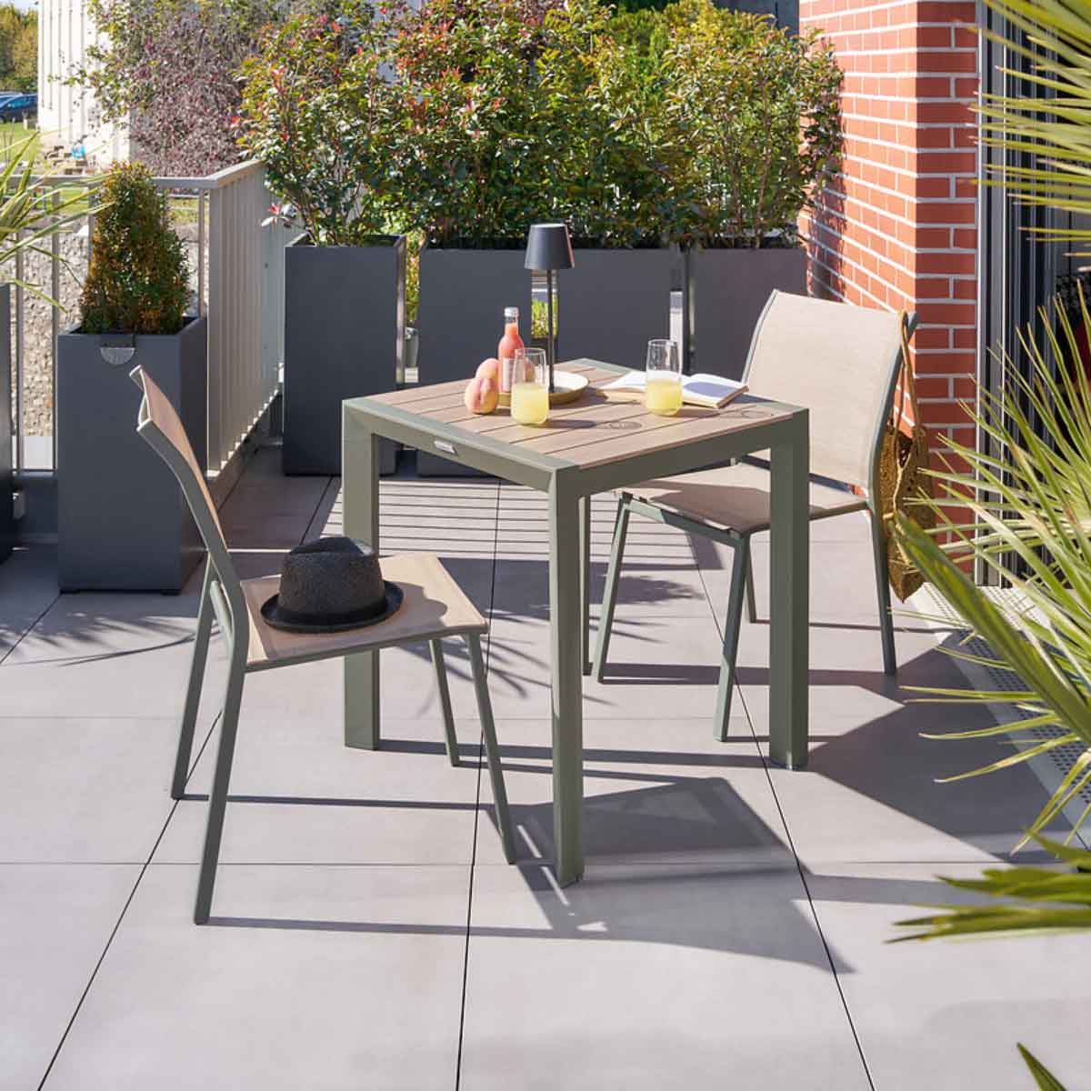 Cadeira empilh&aacute;vel ESSENTIA bege