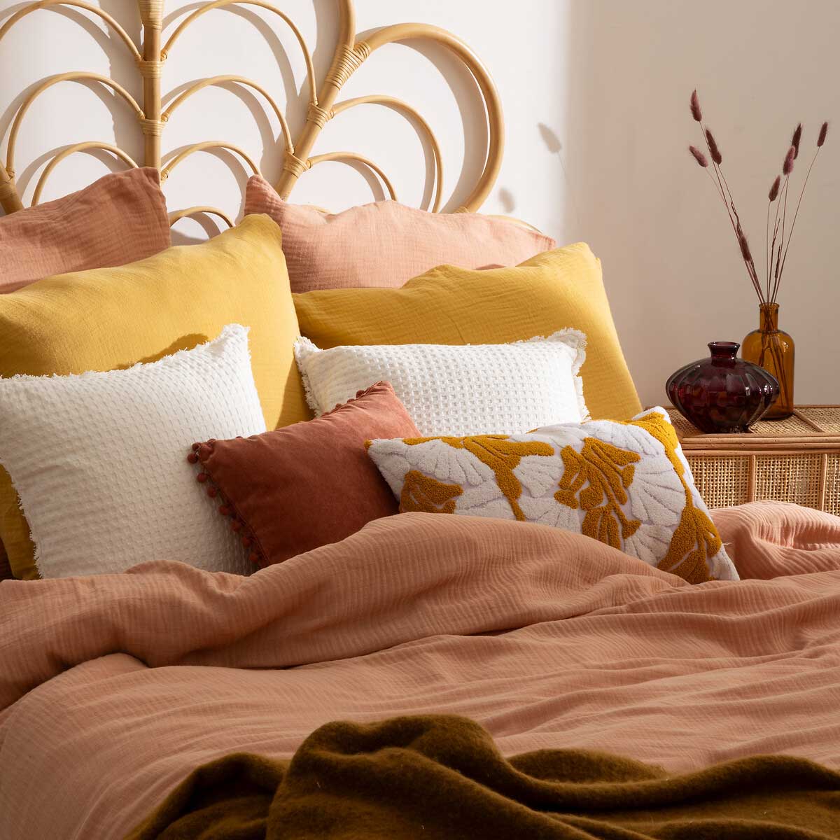 Almofada terracota com pompons 40x40cm