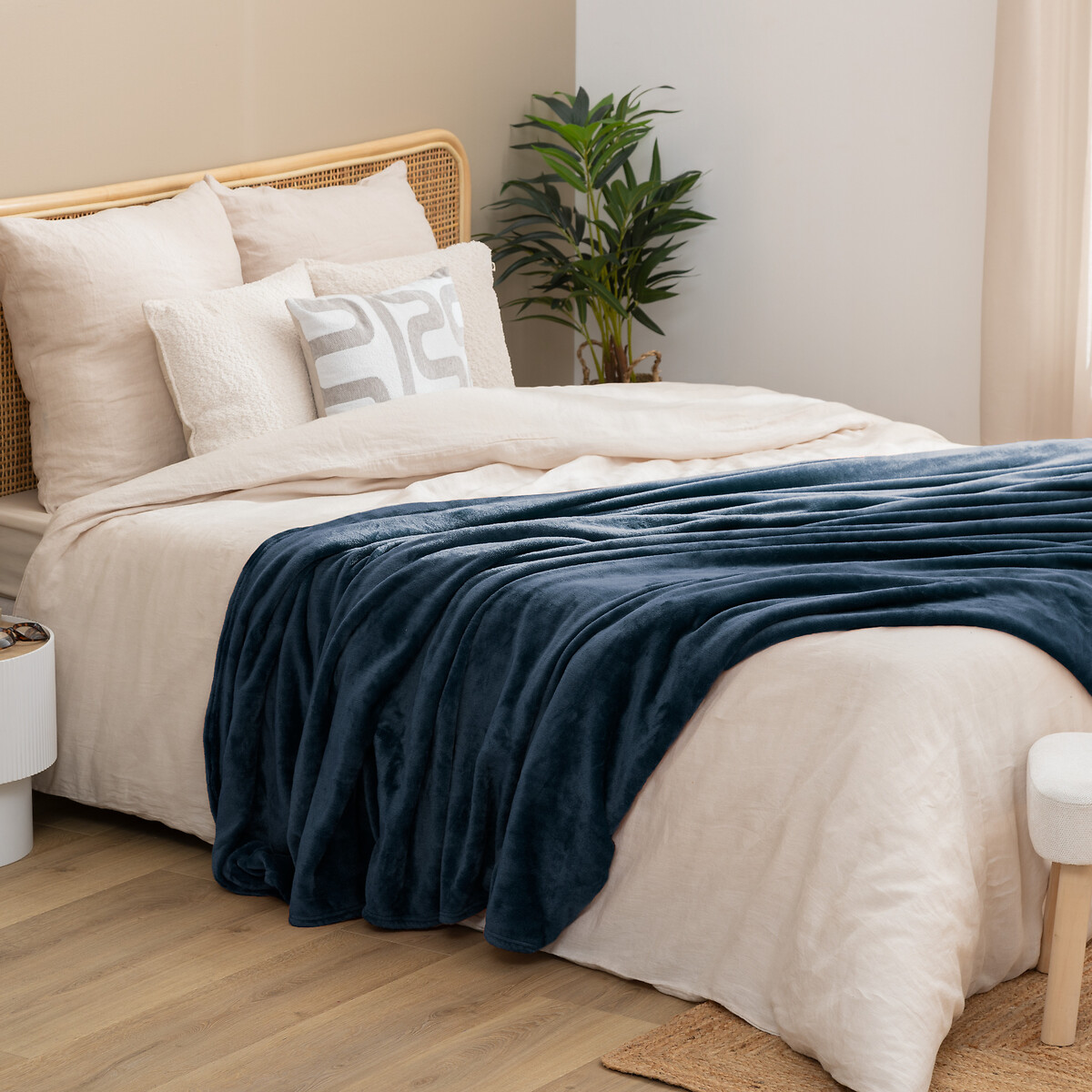 Manta OLLIS azul escuro em veludo