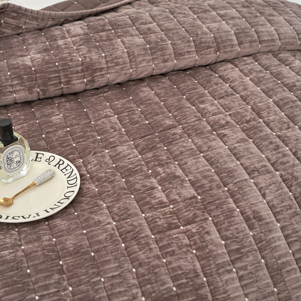 Edredão SEATTLE taupe em veludo 220x240cm