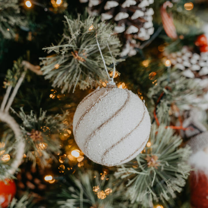 Bola de natal branca com fio em juta