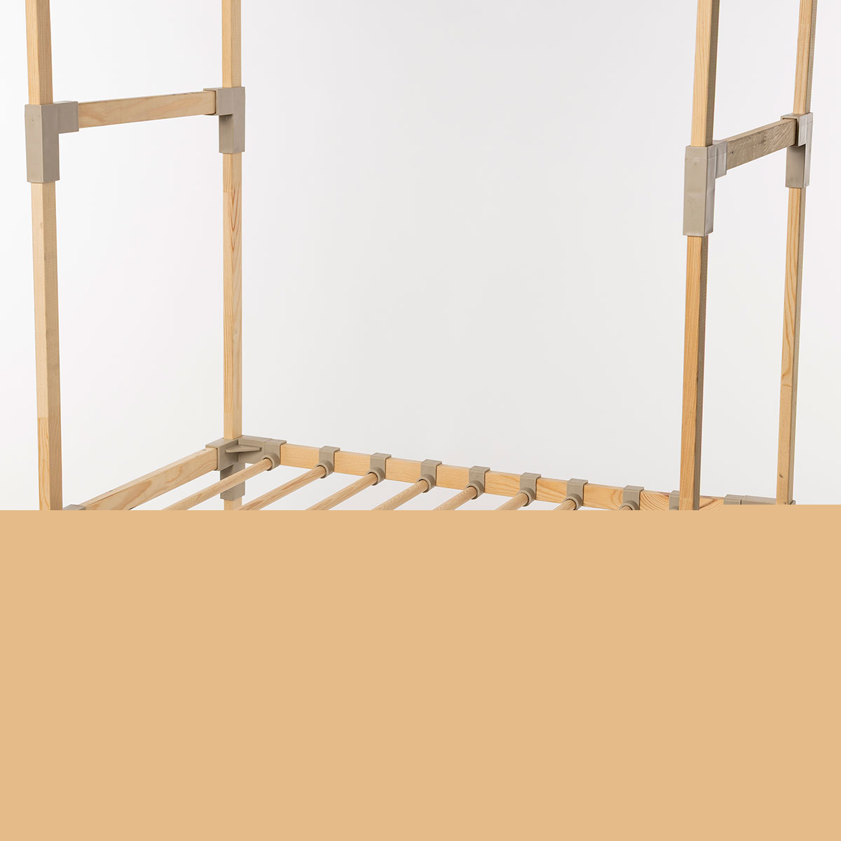 Roupeiro bege em madeira