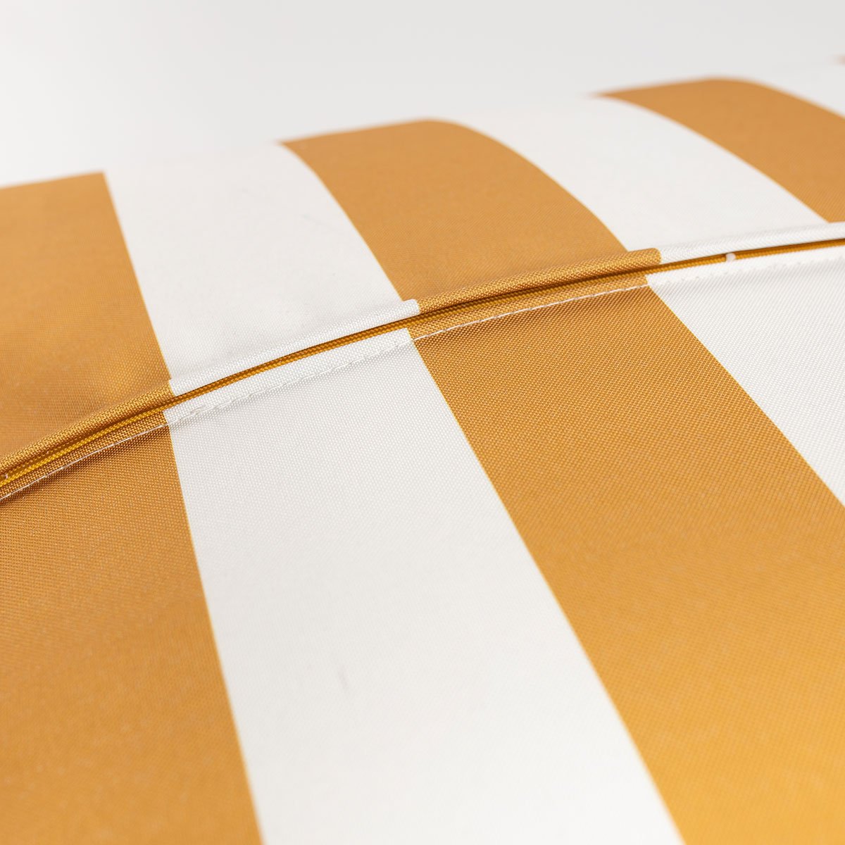 Pufe cubo impermeável riscas branco e amarelo