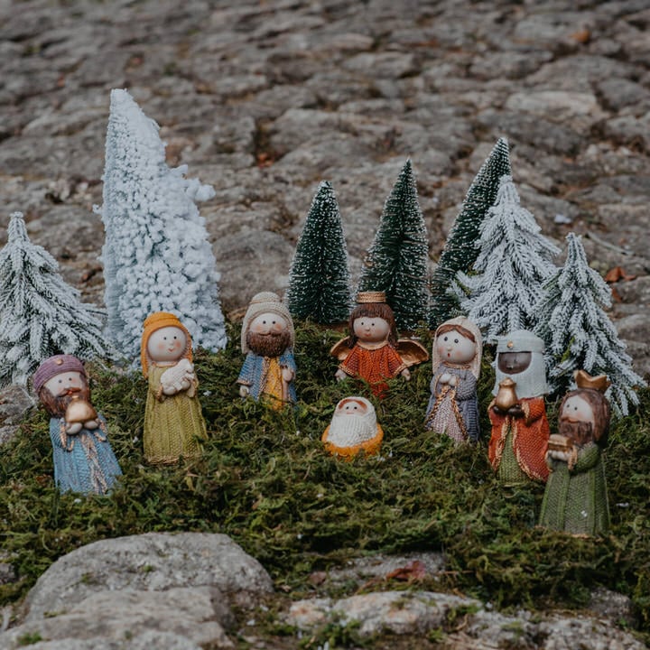 Conjunto de 8 figuras em resina para presépio,  Conjunto de 8 figuras em resina para presépio