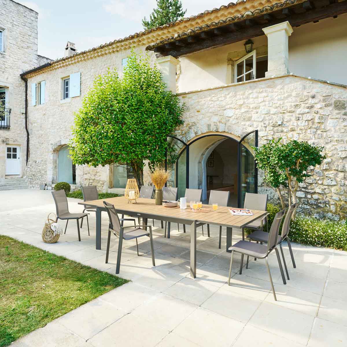 Cadeira com bra&ccedil;os empilh&aacute;vel AXANT castanha