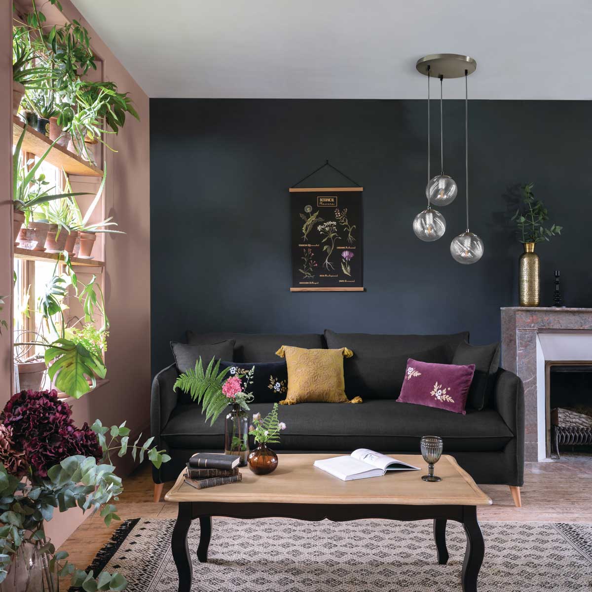 Jarra NIGHT trabalhada dourada em metal 45cm