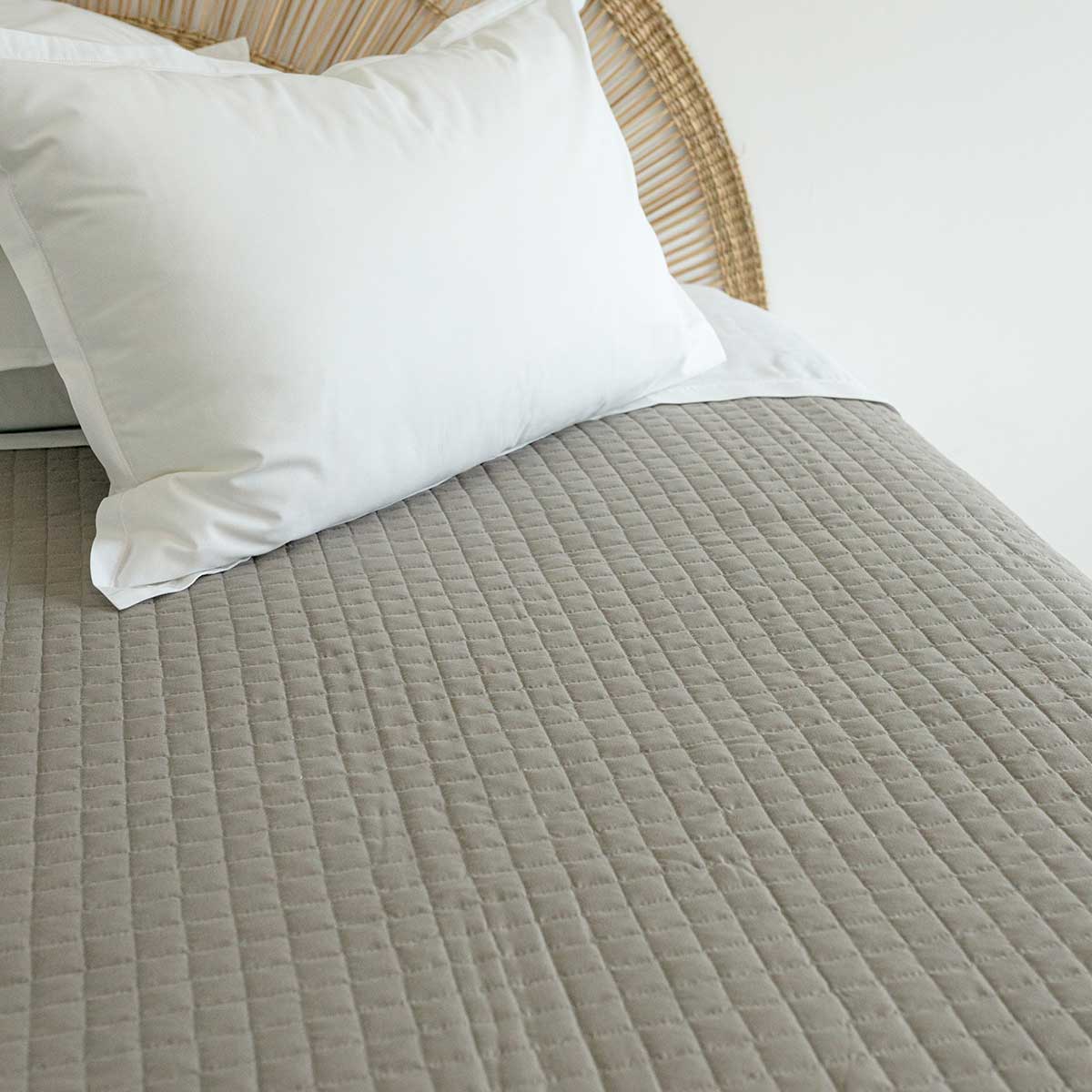 Colcha de casal GRACE taupe 250x250cm