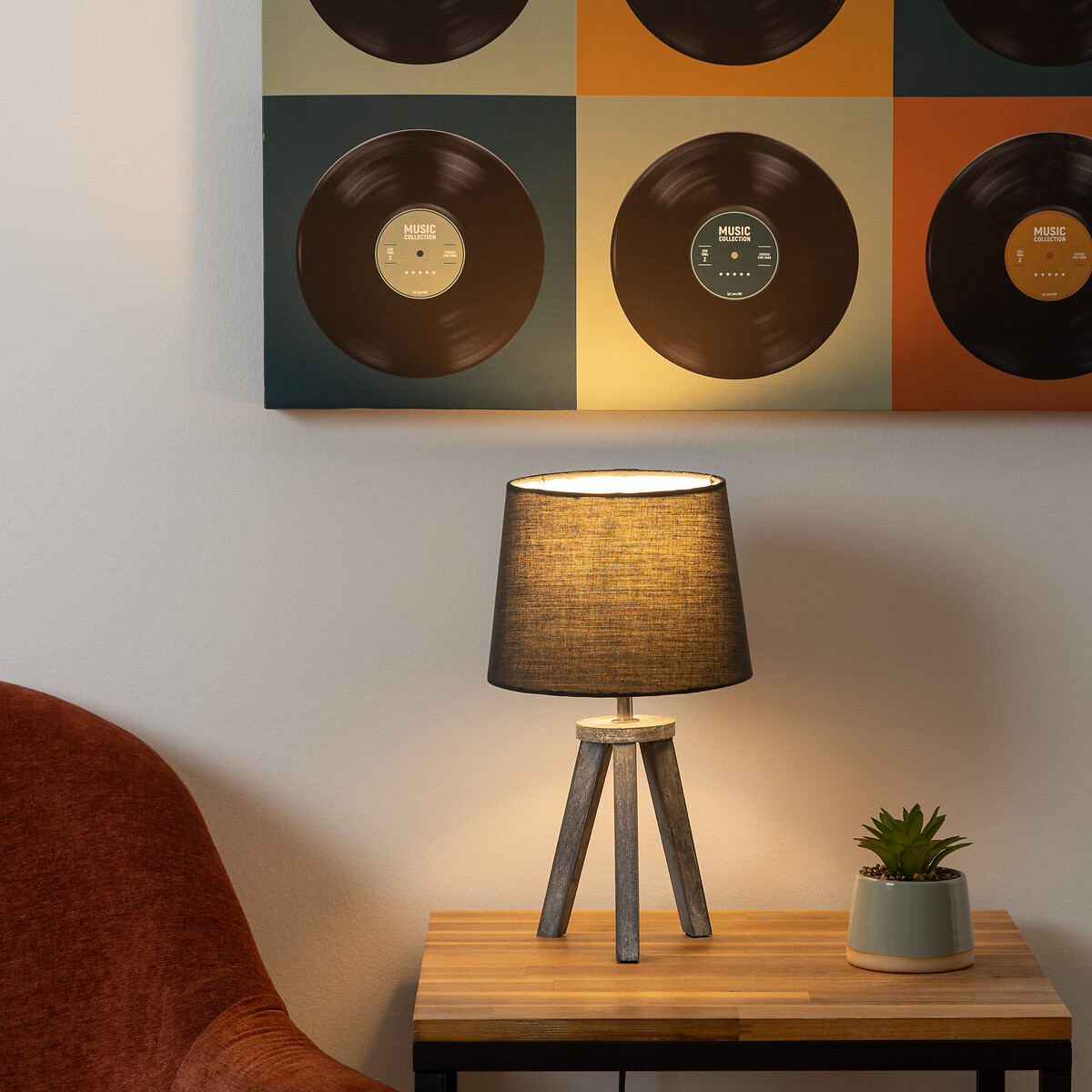 Candeeiro de mesa cinza com trip&eacute; em madeira pinho